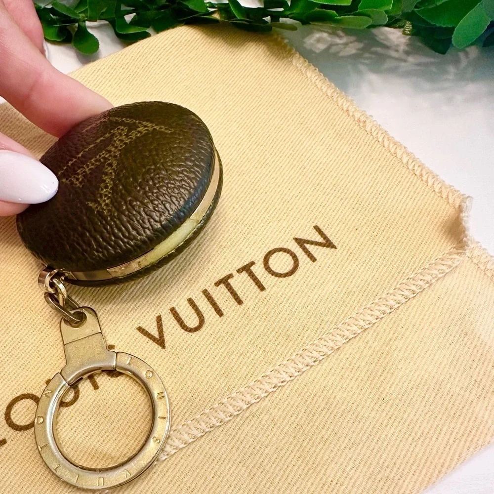 Louis Vuitton elegant louis